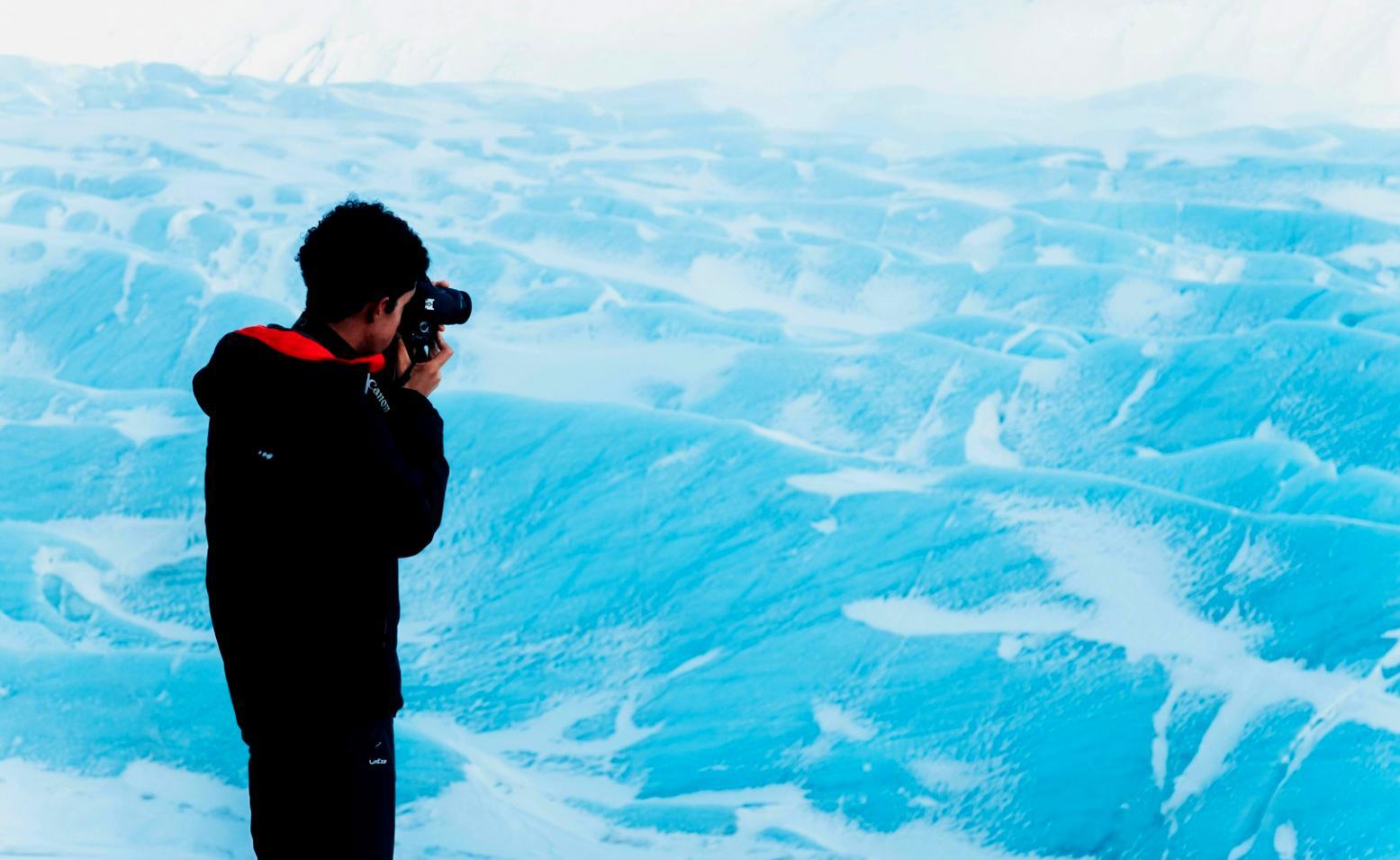 Équipement professionnel de photographie de paysage disposé sur une surface naturelle